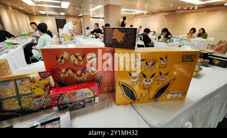 Shanghai, Cina. 8 settembre 2024. Un gioco da tavolo Pokemon si gioca all'International Coin Expo 2024 di Shanghai, Cina, il 6 settembre 2024. (Foto di Costfoto/NurPhoto) credito: NurPhoto SRL/Alamy Live News Foto Stock