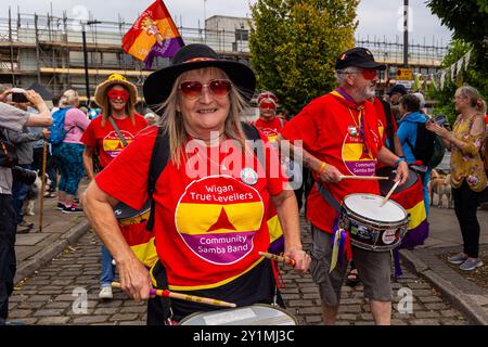 Wigan, Regno Unito. 7 agosto 2024. Wigan Diggers Festival. La True Levellers Community Samba Band esegue la samba mentre si sfilano nei giardini. Crediti: Neil Terry/Alamy Live News Foto Stock