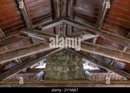 Padiglione per picnic in un parco rustico costruito dal Civilian Conservation Corps negli anni '1930 nel Twanoh State Park, Washington State, USA Foto Stock