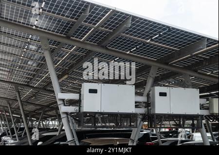 Pannello solare installato nell'array del parcheggio dell'auto dell'inverter di controllo Foto Stock