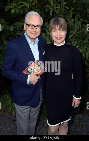 Hans-Jürgen Schatz und Antje Rietz bei der Premiere des Theaterstücks Stasi, stress und Stolperfallen im Schlosspark Theater. Berlino, 07.09.2024 *** Hans Jürgen Schatz e Antje Rietz alla prima dello spettacolo Stasi, stress und Stolperfallen allo Schlosspark Theater Berlin, 07 09 2024 foto:XF.xKernx/xFuturexImagex stress 4913 Foto Stock