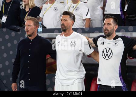 V.l. allenatore/ Bundestrainer Julian NAGELSMANNNGER, Co-allenatore Sandro WAGNER GER, Co-allenatore Mads BUTTGEREIT GER bei der Nationalhymne, Fussball Nations League Deutschland GER - Ungarn HUN 5-0 am 07.09.2024 a Duesseldorf, **** allenatore nazionale Julian NAGELSMANUGER 2024 Foto Stock