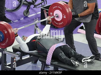 Parigi, Francia. 7 settembre 2024. Safaa Hassan d'Egitto gareggia durante l'evento para powerlifting femminile fino a 79 kg ai Giochi Paralimpici di Parigi 2024 a Parigi, Francia, 7 settembre 2024. Crediti: Lian Yi/Xinhua/Alamy Live News Foto Stock