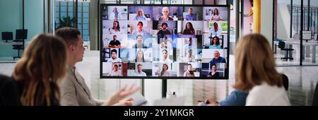 Gruppo di uomini d'affari che hanno una videoconferenza con un altro team aziendale Foto Stock