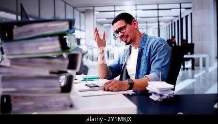 Commercialista frustrato con mal di testa dovuto allo stress Foto Stock