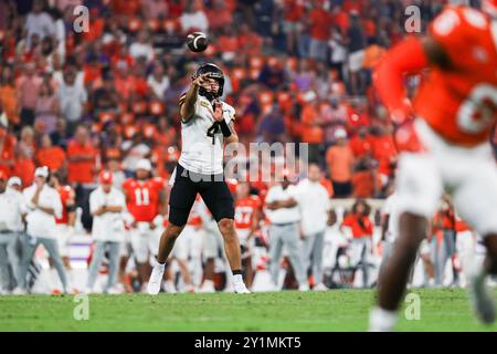 Savannah, Georgia, Stati Uniti. 7 settembre 2024. 9/7/24 - Clemson, SC - il quarterback degli Appalachian State Mountaineers Joey Aguilar (4) lancia per un passaggio al Memorial Stadium di Clemson, South Carolina. Zuma Press (Credit Image: © Hunter Cone/ZUMA Press Wire) SOLO PER USO EDITORIALE! Non per USO commerciale! Crediti: ZUMA Press, Inc./Alamy Live News Foto Stock