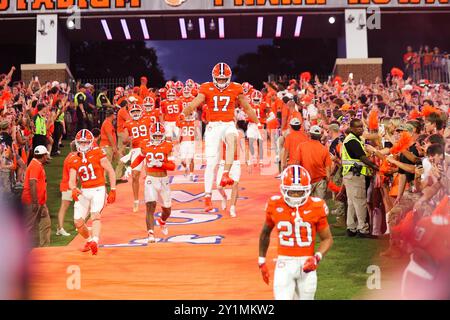 Savannah, Georgia, Stati Uniti. 7 settembre 2024. 9/7/24 - Clemson, SC - i Clemson Tigers scendono giù per la collina come parte di una tradizione storica al Memorial Stadium di Clemson, South Carolina. Zuma Press (Credit Image: © Hunter Cone/ZUMA Press Wire) SOLO PER USO EDITORIALE! Non per USO commerciale! Crediti: ZUMA Press, Inc./Alamy Live News Foto Stock