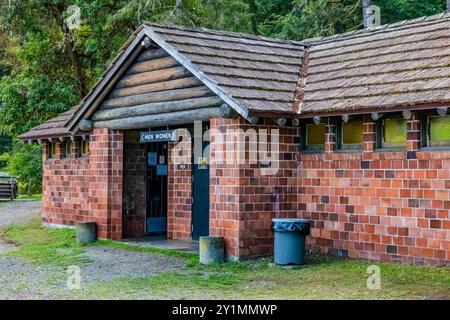 Bagno rustico in mattoni e tronchi costruito dal Civilian Conservation Corps negli anni '1930 nel Twanoh State Park, Washington State, USA Foto Stock