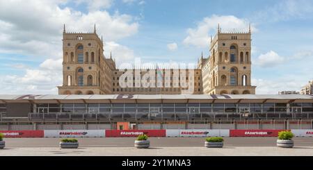 Baku, Azerbaigian - 10 maggio 2024: Il Palazzo del governo si erge in alto sullo sfondo della tribuna principale di Absheron, riflettendo la vibrante energia e la passione della città per la Formula 1 Foto Stock