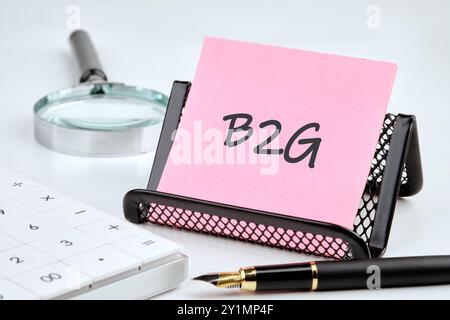 B2G - abbreviazione di business to government. B2G scritto sull'adesivo per la memoria Foto Stock