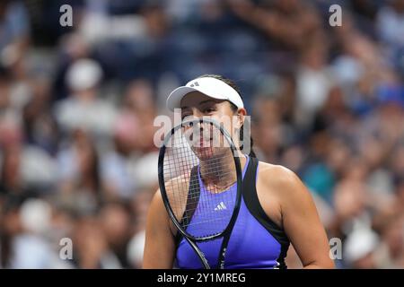 New York, Stati Uniti. 7 settembre 2024. Jessica Pegula degli Stati Uniti reagisce durante l'ultima partita femminile contro la bielorussa Aryna Sabalenka il tredicesimo giorno del torneo di tennis US Open all'USTA Billie Jean King National Tennis Center di New York, il 7 settembre 2024. (MB Media) credito: MB Media Solutions/Alamy Live News Foto Stock