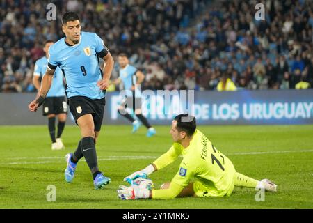 Montevideo, Uruguay. 6 settembre 2024. Luis Suarez (L) dell'Uruguay visse con Roberto Fernandez del Paraguay durante la partita di qualificazione ai Mondiali di calcio sudamericana 2026 tra Uruguay e Paraguay a Montevideo, Uruguay, 6 settembre 2024. Crediti: Nicolas Celaya/Xinhua/Alamy Live News Foto Stock