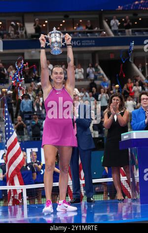 New York, Stati Uniti. 7 settembre 2024. NEW YORK, NEW YORK - 7 SETTEMBRE: Aryna Sabalenka si pone con il trofeo dei campioni dopo aver sconfitto Jessica Pegula degli Stati Uniti nella finale del giorno 13 degli US Open all'USTA Billie Jean King National Tennis Center il 7 settembre 2024 a New York City (MB Media) Credit: MB Media Solutions/Alamy Live News Foto Stock