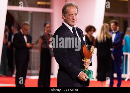 Vincent Lindon posa con il suo premio come miglior attore maschile durante la 81a Mostra Internazionale d'Arte cinematografica di Venezia al Palazzo del Cinema il 7 settembre 2024 Foto Stock