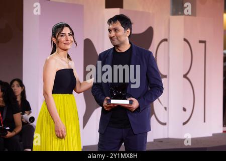 Zayne Akyol e Arshia Shakiba hanno vinto il premio per il miglior cortometraggio per "chi ama il sole" durante la 81a Mostra Internazionale d'Arte cinematografica di Venezia al Palaz Foto Stock