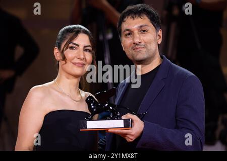 Zayne Akyol e Arshia Shakiba hanno vinto il premio per il miglior cortometraggio per "chi ama il sole" durante la 81a Mostra Internazionale d'Arte cinematografica di Venezia al Palaz Foto Stock