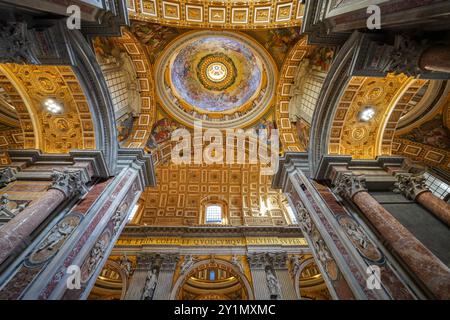 All'interno della Basilica di San Pietro nella città del Vaticano. Panorama interno della cupola della chiesa, soffitto dorato con affreschi, arte religiosa. Basilica di San Pietro, Italia Foto Stock