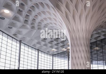 Design e architettura degli interni moderni e futuristici all'aeroporto internazionale di Mumbai IN INDIA. Aeroporto Internazionale Chatrapati Shivaji. Moderno b Foto Stock