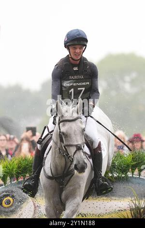 Tom Jackson cavalca Capels Hollow Drift durante l'elemento di fondo del Defender Burghley Horse Trials a Burghley House vicino Stamford, nel Lincolnshire. Data foto: Sabato 7 settembre 2024. Foto Stock