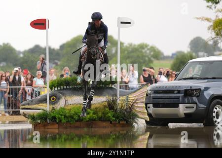 Tim Price cavalca vitali durante l'elemento di fondo del Defender Burghley Horse Trials a Burghley House vicino a Stamford, nel Lincolnshire. Data foto: Sabato 7 settembre 2024. Foto Stock