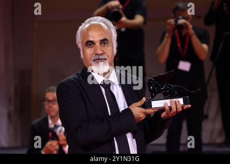 News - 2024 Photocall dei vincitori - la 81a Mostra Internazionale d'Arte cinematografica di Venezia Nader Saeivar posa con il Premio Armani Beauty durante la 81a Mostra Internazionale d'Arte cinematografica di Venezia al Palazzo del Cinema il 7 settembre 2024 a Venezia, Italia. Foto: Cinzia Camela. Lido di Venezia Palazzo del Cinema Italia Copyright: XCinziaxCamelax/xLiveMediax LPN 1508479 Foto Stock