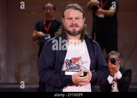 News - 2024 Photocall dei vincitori - il 81° Festival Internazionale d'Arte cinematografica di Venezia Brady Corbet posa con il Leone d'Argento durante la 81° Mostra Internazionale d'Arte cinematografica di Venezia al Palazzo del Cinema il 7 settembre 2024 a Venezia, Italia. Foto: Cinzia Camela. Lido di Venezia Palazzo del Cinema Italia Copyright: XCinziaxCamelax/xLiveMediax LPN 1508521 Foto Stock