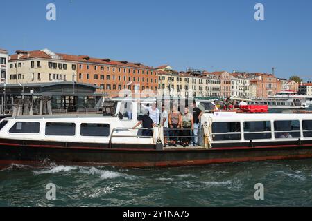 I turisti apprezzano la vista sul traghetto vicino a St Piazza Marco il 7 settembre 2024 a Venezia. (Foto di Paulo Amorim/Sipa USA) credito: SIPA USA/Alamy Live News Foto Stock