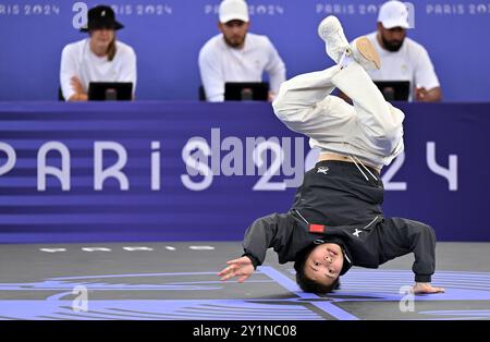 Pechino, Francia. 9 agosto 2024. Liu Qingyi cinese, nota come B-Girl 671, gareggia durante la battaglia della medaglia di bronzo delle B-Girls contro l'India Dewi Sardjoe dei Paesi Bassi, nota come B-Girl India, ai Giochi Olimpici di Parigi del 2024 a Parigi, in Francia, 9 agosto 2024. Crediti: Liu Yongzhen/Xinhua/Alamy Live News Foto Stock