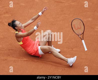 Pechino, Francia. 3 agosto 2024. Zheng Qinwen di Cina celebra dopo la medaglia d'oro nel singolo femminile di tennis contro donna Vekic di Croazia ai Giochi Olimpici di Parigi 2024 a Parigi, Francia, 3 agosto 2024. Crediti: Gao Jing/Xinhua/Alamy Live News Foto Stock