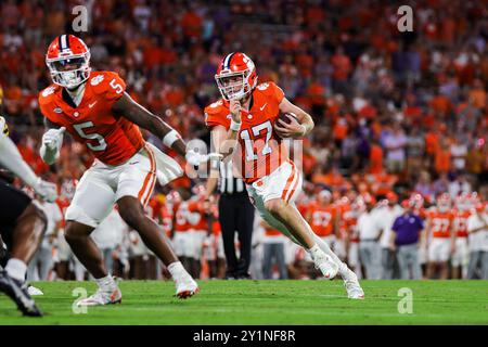 Savannah, Georgia, Stati Uniti. 7 settembre 2024. Il quarterback dei Clemson Tigers CHRISTOPHER VIZZINA (17) mantiene la palla e corre nella end zone segnando un altro touchdown per i Tigers al Memorial Stadium. Clemson vince il 66-20 Appalachian State. (Immagine di credito: © Hunter Cone/ZUMA Press Wire) SOLO PER USO EDITORIALE! Non per USO commerciale! Crediti: ZUMA Press, Inc./Alamy Live News Foto Stock