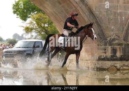 Matthew Heath cavalca Askari durante l'elemento di fondo del Defender Burghley Horse Trials a Burghley House vicino Stamford, nel Lincolnshire. Data foto: Sabato 7 settembre 2024. Foto Stock