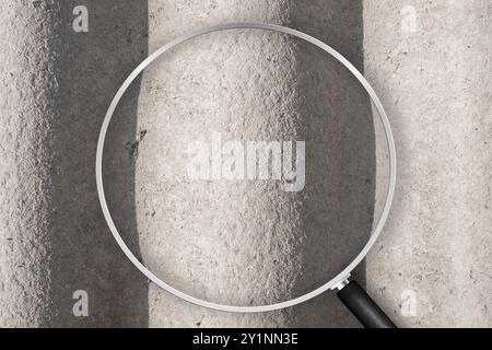 Tetto in amianto vecchio e molto pericoloso. Visualizzazione tramite lente di ingrandimento. Polvere di amianto nell'ambiente. Problemi di salute Foto Stock