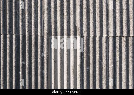 Tetto in amianto vecchio e molto pericoloso. Polvere di amianto nell'ambiente. Problemi di salute Foto Stock