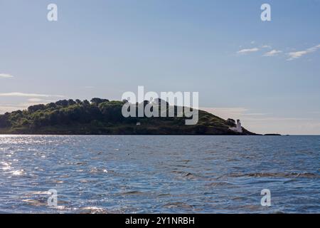 Il faro sulla St. Anthony's Head, sulla sponda orientale dell'ingresso di Carrick Roads, Falmouth, Cornovaglia, Regno Unito Foto Stock