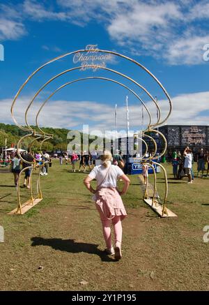 Ingresso attraverso una cornice a forma di hamburger all'evento gastronomico Champions Burger Magdalena Gardens Santander Cantabria Spagna 5-15 settembre 2024 Foto Stock