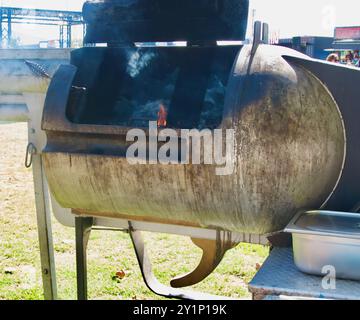 Barbecue a forma di revolver utilizzato dallo stand Vacarnal Burger all'evento Champions Burger Magdalena Gardens Santander Cantabria Spagna Foto Stock