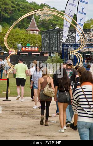 Ingresso attraverso una cornice a forma di hamburger all'evento gastronomico Champions Burger Magdalena Gardens Santander Cantabria Spagna 5-15 settembre 2024 Foto Stock