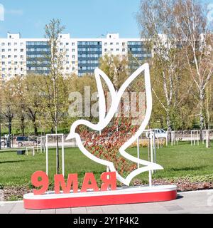 Perm, Russia - 18 maggio 2024: Decorazione urbana ravvicinata per la giornata della Vittoria nella grande Guerra Patriottica nel City Park Esplanade. Colomba della pace, piccolo George Ribb Foto Stock