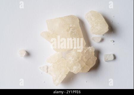 Giornata mondiale della droga. Giornata mondiale dell'AIDS. farmaci di design in mefedrone di cristallo, sale da bagno su sfondo bianco.2024 2025 Foto Stock