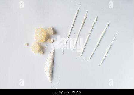 Giornata mondiale della droga. Giornata mondiale dell'AIDS. Immagine concettuale del concetto di sali da bagno catinoni sintetici droghe narcotici. Polvere di cristallo bianca, cristalli e linee Foto Stock