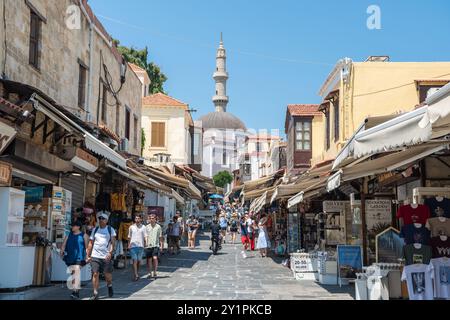 Città di Rodi, Grecia – 19 luglio 2024. Strada pedonale Sokratous nella zona medievale di Rodi, Grecia. Vista verso la Moschea Suleymaniye, con Foto Stock