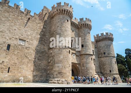 Città di Rodi, Grecia – 19 luglio 2024. L'ingresso principale al Palazzo del Gran Maestro di Rodi, Grecia. Visualizza con le persone. Foto Stock