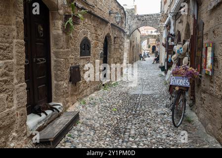 Città di Rodi, Grecia – 19 luglio 2024. Percorso pedonale acciottolato Agiou Fanouriou nella città medievale di Rodi, Grecia. Visualizza con pubblicità Foto Stock