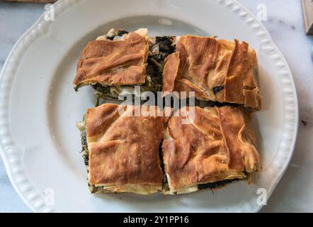 Torta tradizionale di spinaci spanakopita a Rodi, Grecia. La spanakopita è una tradizionale torta greca salata fatta di strati di pasta fillo e ripieno di sp Foto Stock