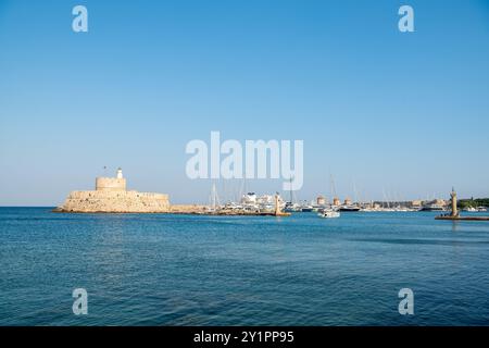 L'ingresso del vecchio porto di Mandraki nella città di Rodi, in Grecia, dove si crede che un tempo sorgesse il colosso di Rodi. La Fortezza di San Nicola è a le Foto Stock