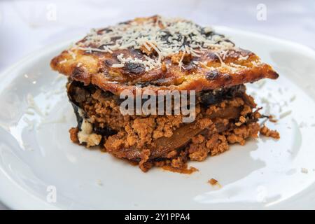 Moussaka (lasagne greche di manzo e melanzane) in Grecia. Foto Stock