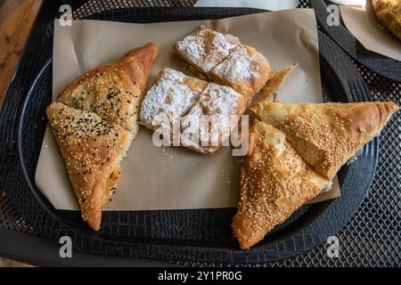 Piatto di spanakopita, bougatsa e torte tiropita tradizionali a Rodi, Grecia. Foto Stock