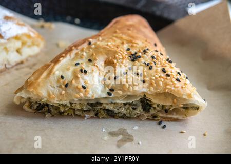 Torta tradizionale di spinaci spanakopita a Rodi, Grecia. La spanakopita è una tradizionale torta greca salata fatta di strati di pasta fillo e ripieno di sp Foto Stock