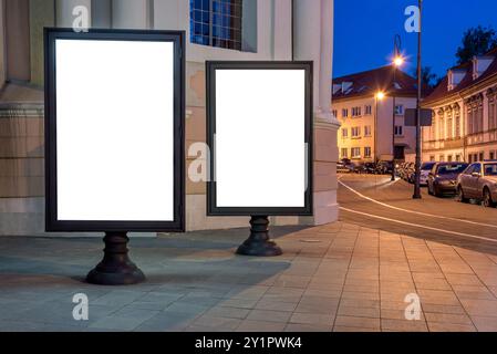 Mockup di due cartelloni in legno sul pavimento di notte. Empty Street Advertising (pubblicità stradale vuota) viene visualizzato accanto alla Chiesa Foto Stock