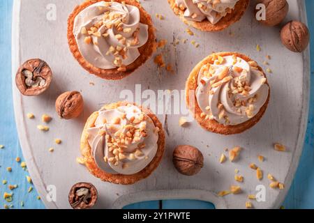 Deliziose piccole tartine con noci e crema alla vaniglia. Dolce semplice con noci. Foto Stock